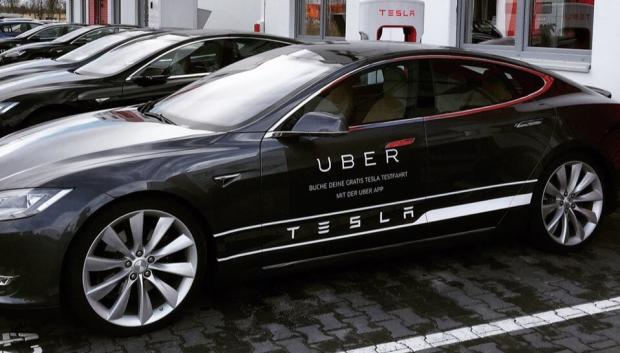 Uber dispone de numerosos coches e la firma Tesla en Madrid