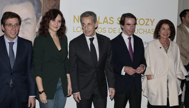 Sarkozy presentó su libro acompañado de Ayuso, Almeida, Aznar y la mujer de éste, Ana Botella