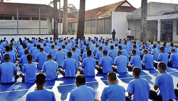Presos de la cárcel de Koh Samui durante un rezo