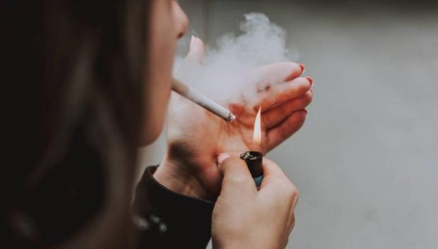 Sanidad prohibirá también fumar en las terrazas