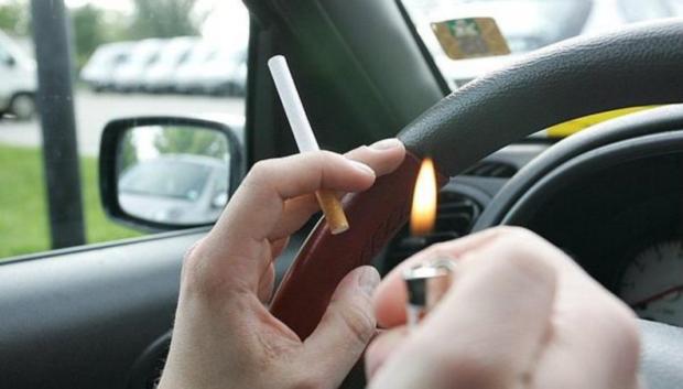 Para la DGT encender el cigarro es el gesto polémico de fumar al volante