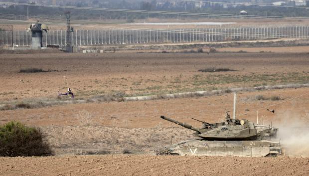 Un tanque israelí cerca de la frontera con la Franja de Gaza en el sur de Israel