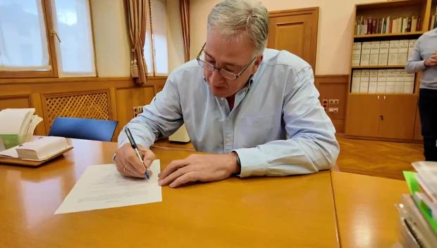 Joseba Asirón firmando la moción de censura en Pamplona