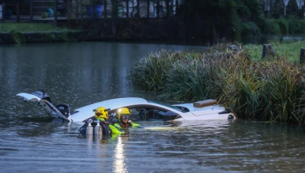 Así encontraron el coche los bomberos