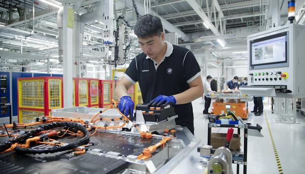 Operario en una fábrica de baterías de BMW en China