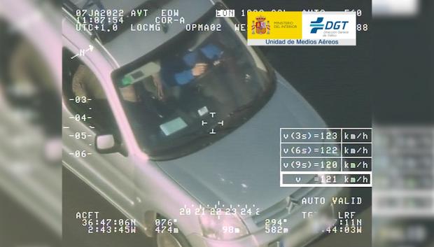 Conductor usando el teléfono móvil mientras está al volante