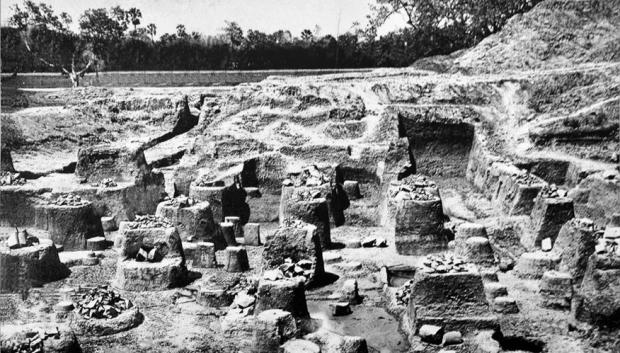 Ruinas de una sala con pilares en el yacimiento de Kumrahar en Pataliputra