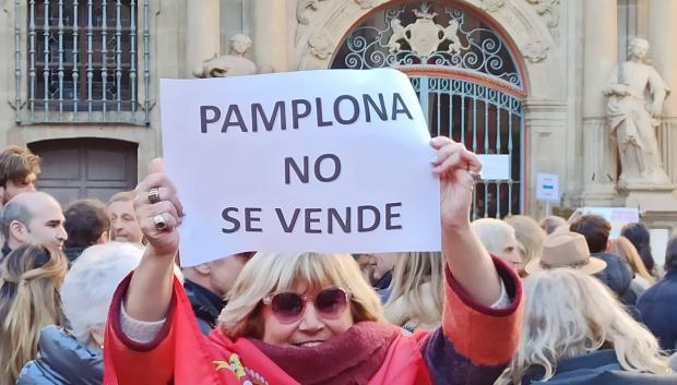 Una mujer sostiene una pancarta en la manifestación: «Pamplona no se vende»