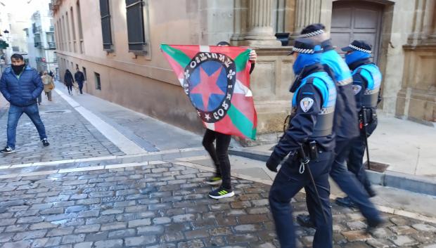 Un radical aberzale, retenido por la Policía