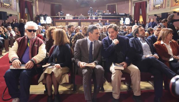 Pedro Sánchez, en el Ateneo de Madrid para el homenaje a Almudena Grandes