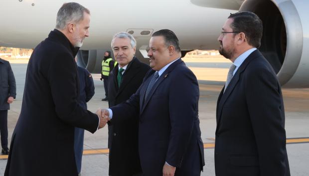 El Rey saluda al embajador de Kuwait
