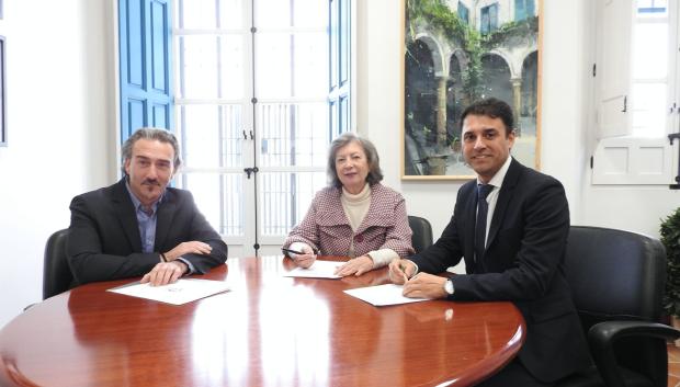 El jefe del Programa de Ayudas e Innovación Social de la Fundación Cajasur, Juan Miguel Luque, la presidenta de UNICEF Comité Andalucía, Claudia Zafra, y el director de la Fundación Cajasur, Leopoldo Izquierdo.