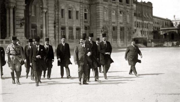 El rey Fuad con Mohamed Mahmoud Pasha y otros ministros