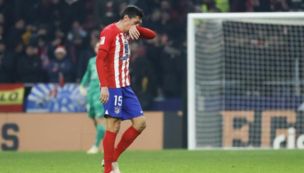 El defensa montenegrino del Atlético de Madrid, Stefan Savic, abandona el terreno de juego tras ser expulsado