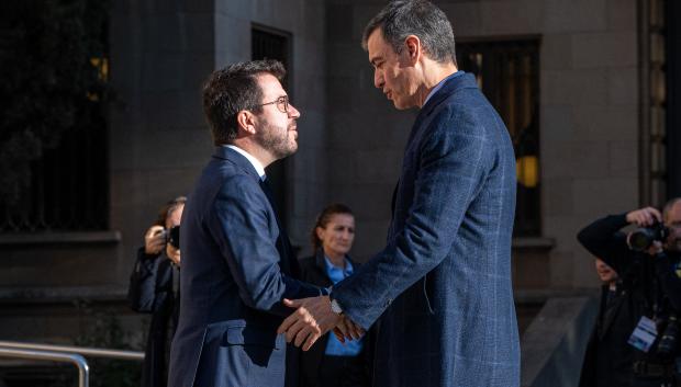 El presidente de la Generalitat de Cataluña, Pere Aragonés (i) y el presidente del Gobierno, Pedro Sánchez (d)