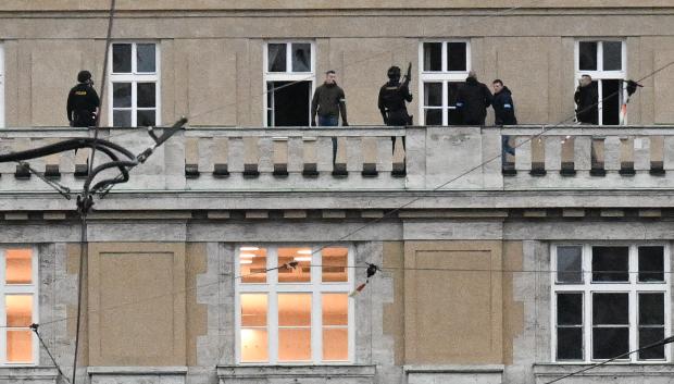 Agentes de policía, en el balcón de la universidad de Praga, tras un tiroteo