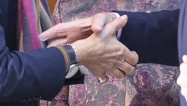 Las manos de la Infanta Elena y su padre el Rey Juan Carlos
