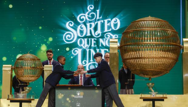 MADRID, 22/12/2023.- Dos niños de San Ildefonso cantan los números y sus correspondientes premios al inicio del sorteo extraordinario de Navidad de la Lotería Nacional este viernes en el Teatro Real de Madrid. EFE/ J.J. Guillén