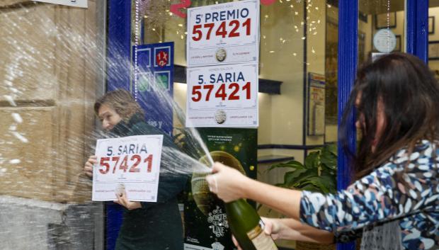 Las loteras de la administración de Lotería de la calle Ledesma, en el centro de Bilbao