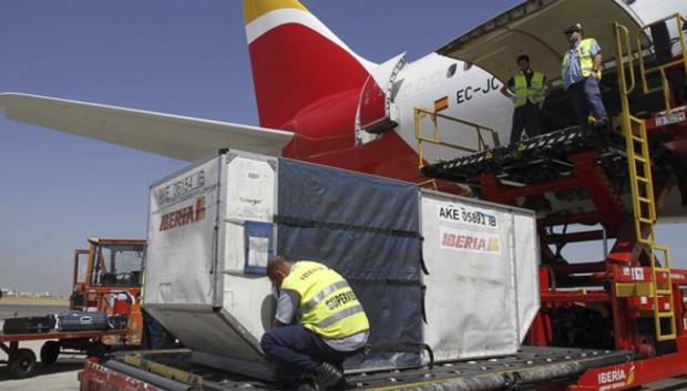 Embarque de mercancías en un avión de Iberia