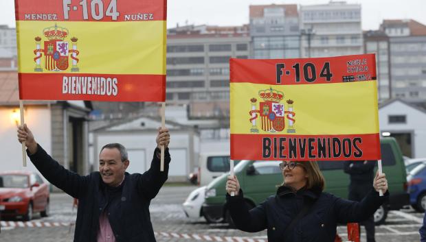 Familiares y amigos reciben a la Fragata Méndez Núñez a su llegada este viernes al Arsenal Militar de Ferrol