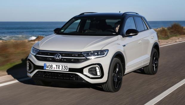 VW T-Roc, los excelentes resultados comerciales de este modelo le han valido en apodo del nuevo Golf. Está disponible con motores gasolina y diésel pero no híbridos, tiene un precio de promoción de 22.500 euros