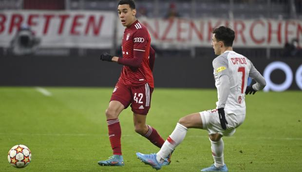 Jamal MUSIALA (FC Bayern Munich) , action, duels versus Nicolas CAPALDO (Salzburg). Soccer Champions League/ Round of 16 FC Bayern Munich - RB Salzburg