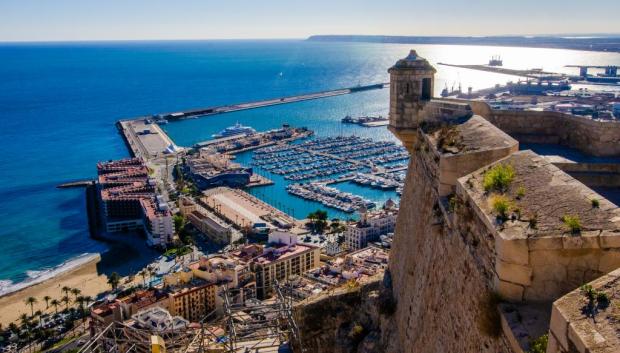 Uno de los laterales del Castillo de Santa Bárbara, con el Puerto de Alicante y el Mediterráneo al fondo