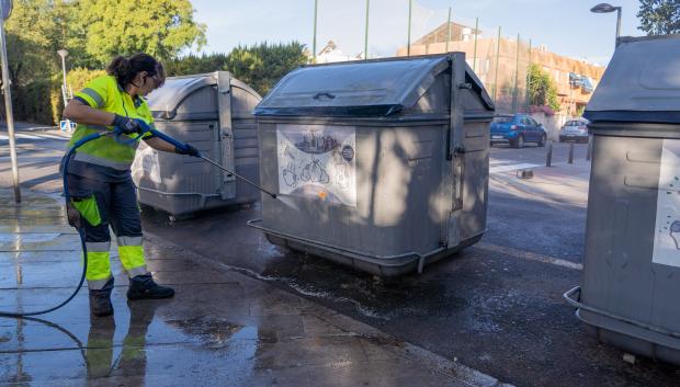 Operarios limpian en las inmediaciones del colegio del barrio de San Jerónimo