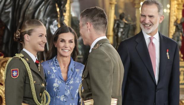 La Princesa Leonor saluda a un compañero en presencia de sus padres
