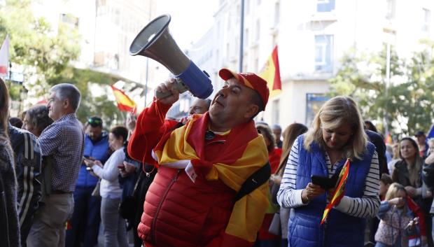 Un ciudadanos con gorra y bandera española este noviembre en Madrid