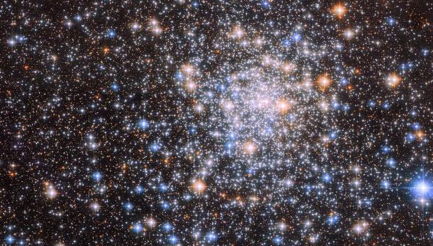 Las numerosas estrellas del cúmulo globular NGC 6544 brillan en esta imagen del Telescopio Espacial Hubble de la NASA/ESA.