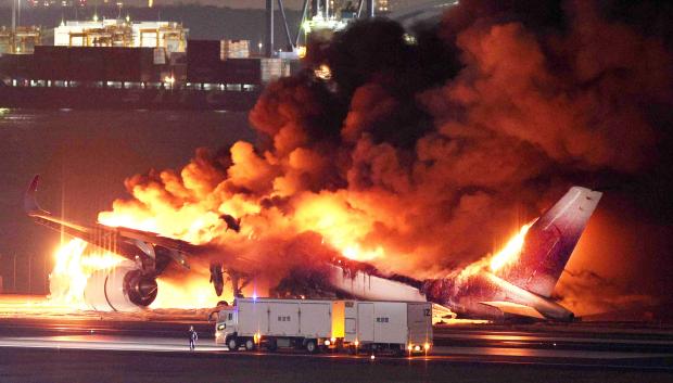 Avión de Japan Airlines envuelto en llamas en Tokio