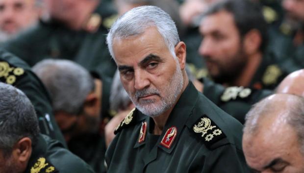 Los iraníes se reúnen durante las procesiones fúnebres por el general Soleimani abatido por un drone de Estados Unidos