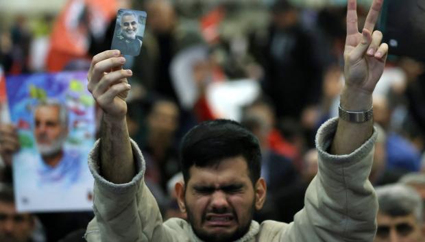 Un joven iraní sostiene un retrato de Soleimani