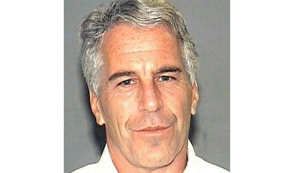 Jeffrey Epstein en una fotografía de la policía del condado de Palm Beach
