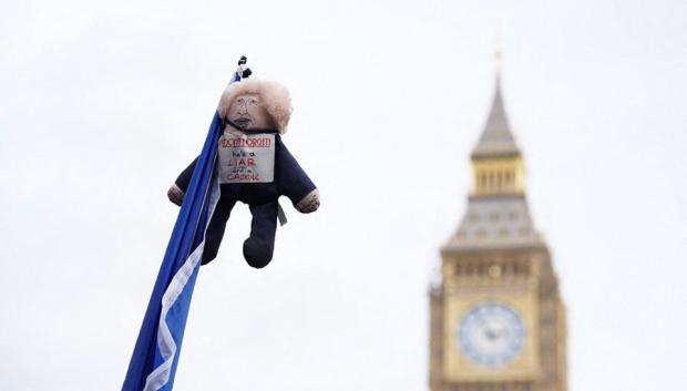 Muñeco de Boris Johnson ahorcado frente al Parlamento británico