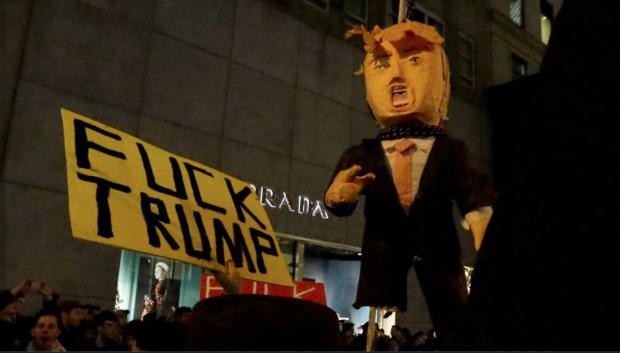 Muñeco de Donald Trump empalado en Nueva York