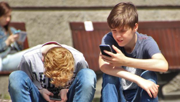 Niños jugando con el teléfono móvil