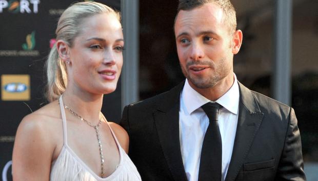 Óscar Pistorius con Reeva Steenkamp, la modelo a la que asesinó en 2013