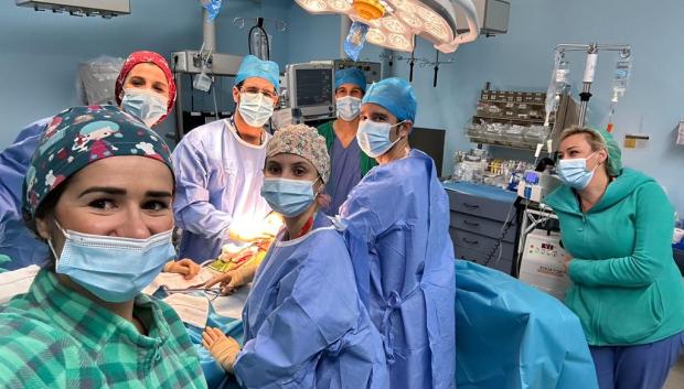 Uno de los equipos de trasplante del Hospital Reina Sofía trabajando durante la Navidad