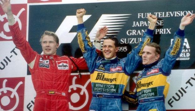 Johnny Herbert junto a Michael Schumacher en el podio