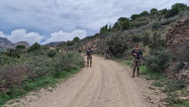 Efectivos del Grupo Táctico Ceuta durante una de sus patrullas habituales
