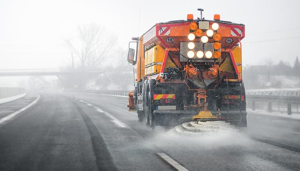 El trabajo de la salmuera es imprescindible en carretera