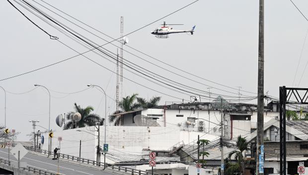 Un helicóptero de la Policía ecuatoriana sobrevuela las instalaciones del canal de televisión TC de Ecuador después de que hombres armados hayan irrumpido en su interior