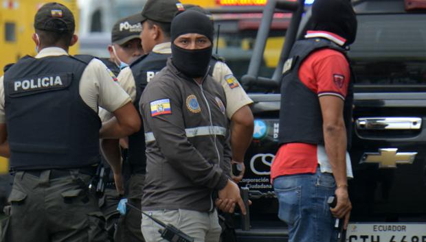 Miembros de la Policía ecuatoriana fuera de las instalaciones del canal de televisión