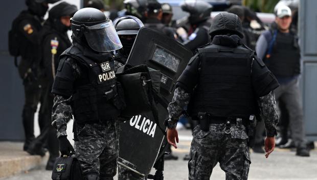 Miembros de la Policía se preparan para entrar en el canal de televisión