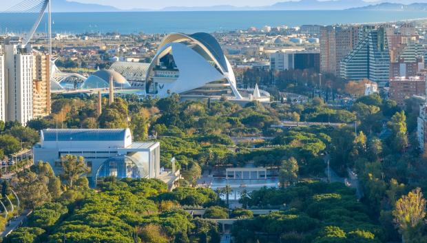 Vista de Valencia, con el Palacio de la Música en primer plano y la Ciudad de las Artes y las Ciencias detrás