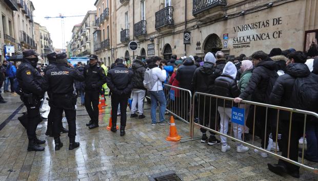 Cientos de personas en las colas por sacar una entrada para el partido del Barça en Salamanca