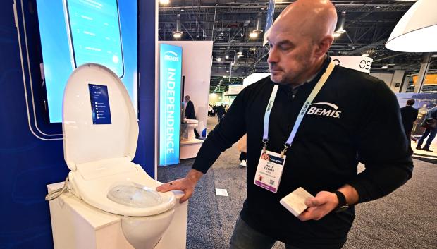 El asiento de inodoro para bidé Bio Bidet BB-1200 de Bemis incluye un asiento con calefacción, agua caliente ilimitada, un secador de aire y una aplicación para control remoto inalámbrico.